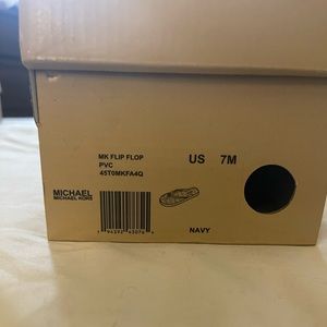 Women’s 7 Michael Kors flip flop.